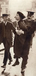 Emmeline Pankhurst arresterad av superintendent Rolfe utanför Buckingham Palace, London, maj 1914