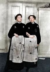 Emmeline och Christabel Pankhurst, engelska suffragetter, i fängelseklänning, 1908