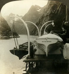 På väg till Nordkap-kantade branta klippor längs Lyngenfjord, Norge, c1905.
