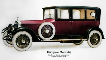 Stängd Rolls-Royce limousine med skiljevägg bakom föraren, c1910-1929