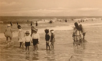 Barn vid badet, Barn som badar, c1900.