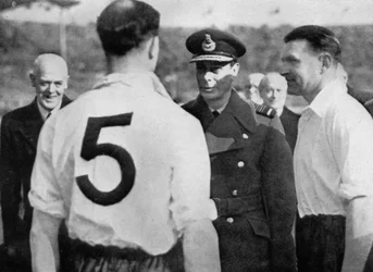 Den engelske fotbollsspelaren Eddie Hapgood möter kung George VI, c1937-c1944