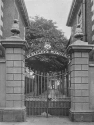 Entréport, Berkeleys Hospital, Worcester, Worcestershire, 1924