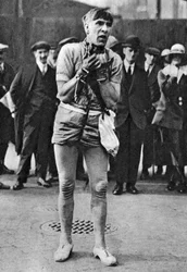 En utbrytarkung underhåller teaterbesökare i kön till parketten, London, 1926-1927
