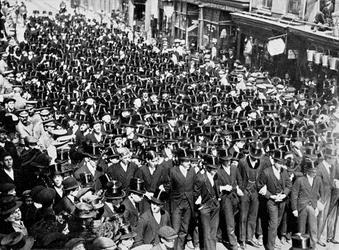 Eton Boys lyssnar på läsningen av proklamationen på Windsor Bridge, Berkshire, 1910
