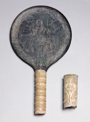 Etruskisk elfenbenshanterad spegel med graverad dekoration föreställande Odysseus Hotande Circe; Ivory Gorgoneion-handtag, 400-talet f.Kr. (brons och elfenben)