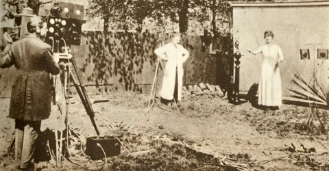 Eugene Lauste spelar in den första kombinerade rörliga bilden och ljudet, c1905, 1935.