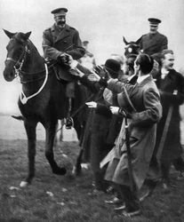Ex-service men and the King, recension av 20 000 Silver Badge-män i Hyde Park, London, 1935