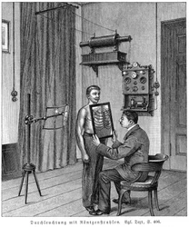 Undersökning av en patients bröstkorg med hjälp av ett röntgenrör och fluorescerande skärm, 1903