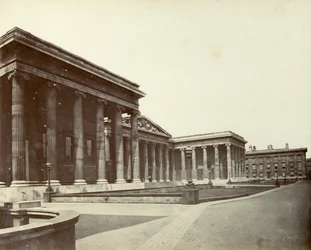 Exteriör av British Museum, Great Russell Street, London, 1887