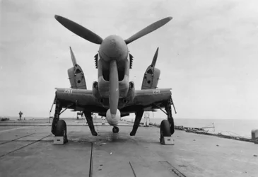 Fairey Firefly-flygplan redo att transporteras till hangarliften, HMS Venerable, 1945