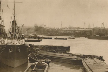 Trofasta fartyg som tjänar Londons behov: Poolen från Custom House till Billingsgate, c1935.