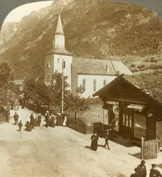 Familjer och grannar en sommarsöndag morgon i bykyrkan, Odde, Norge, c1905.