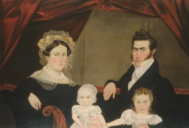 Familjegrupp om fyra på soffan, ca. 1830-talet.