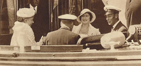 Familjeskämt - lämnar Royal Yacht Albert och Victoria vid Cowes, c1935 1937