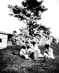 Familj njuter av en picknick, Korea, 1900