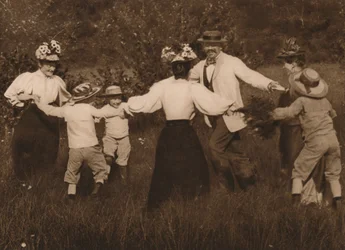 Familj som spelar spel på en åker, 1937