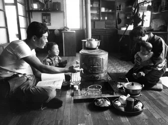 Familj som kopplar av i sitt vardagsrum, Hokkaido-regionen, Japan, 1963