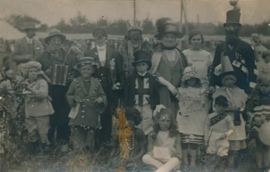 Klänningstävling, c1900