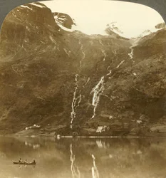 Yri bondgårdar inbäddade vid bergsbasen - Yri faller på glaciären, Norge, c1905.