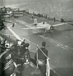 Stridsflygplan ombord på ett hangarfartyg, andra världskriget, c1943.