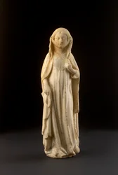 Figur av en stående kvinna