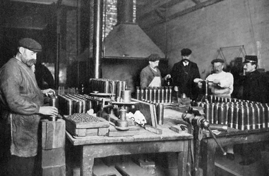 Fyllning av granatsplitter i en brittisk ammunitionsfabrik, första världskriget, 1914-1918