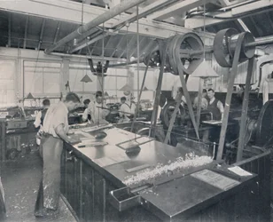 Slutlig verksamhet i gjuteriet. Trimma plåtarna och efterbehandling, 1917