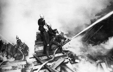 Brandmän som bekämpar en brand på en timmergård, London, 1926-1927