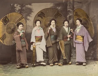 [Fem japanska kvinnor i traditionell klädsel med parasoll], 1870-talet.