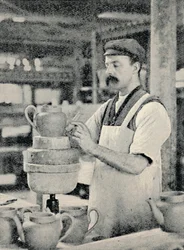 Fixering av pip på en tekanna, c1917