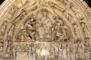 Fleury klosterbasilika norra porten tympanon: Kristus i härlighet omgiven av evangelister Saint Benoit sur Loire Frankrike