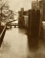 Översvämningsvatten i vallgraven vid Tower of London, 1928, 1935.