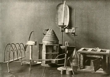 Fotvärmare, oljelampor, ljuslampa, plåtlykta och brödrost, c1700-talet, 1937.