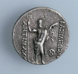 Fyra drakmer, omvänd föreställande den grekiska guden Poseidon representerande den indiska treuddenbärande guden Siva, från det grekiska kungariket Bactria, 2:a århundradet f.Kr. (silver) (för framsidan se 90846)