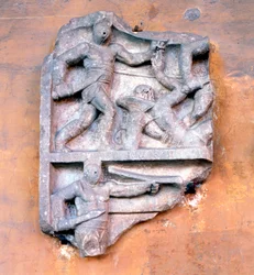 Fragment av en romersk relief som visar gladiatorer som slåss