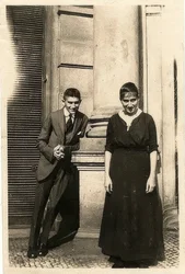 Franz Kafka med sin syster Ottla framför Oppelt-huset i Prag, omkring 1914