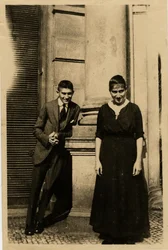 Franz Kafka med sin syster Ottla före Oppelt House i Prag