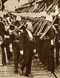 Frankrikes president Raymond Poincaré med Edward, Prince of Wales, i Portsmouth, juni 1913, 1935.