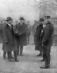 Frankrikes president Raymond Poincare möter general Joseph Joffre, 1914.