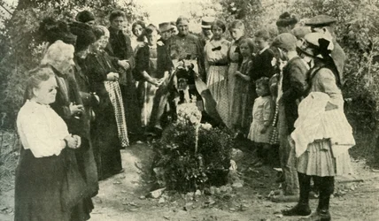 Franska civila vid en soldats grav, 1914, c1920.