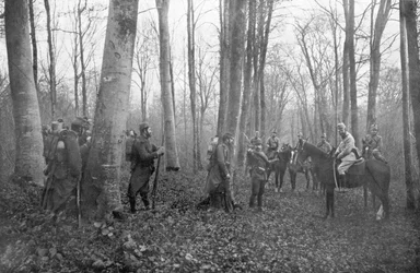 Franska patruller i skogen av Argonne, Frankrike, 1915