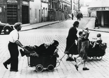 Franska flyktingar som återvänder hem efter Frankrikes fall till tyskarna, Frankrike, juli 1940