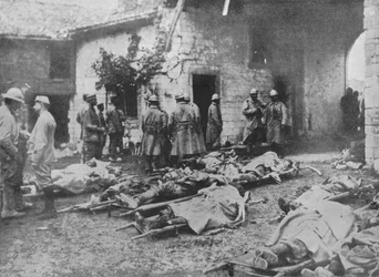 Franska sårade avlägsnades under en attack mot en gård i bakkanten av linjerna, 1915