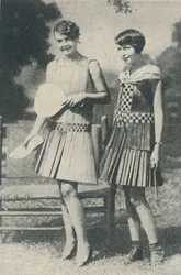 Klänningar av träremsor, c1935