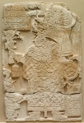 Framsida av en Stela fristående sten med relief, 692.