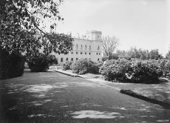 Trädgård vid Arsenaltorget i Gatchina-palatset, 1890-talet