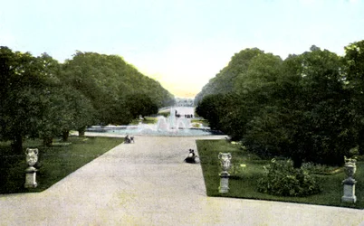 Gardens of Hampton Court Palace, London, 1900-talet.
