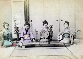 Geisha som spelar traditionella musikinstrument, Japan, 1880