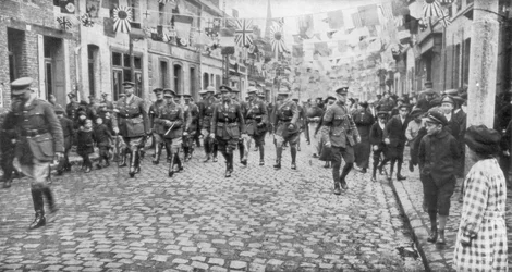 General Currie och kanadensiska trupper går genom en befriad stad, 27 oktober 1918